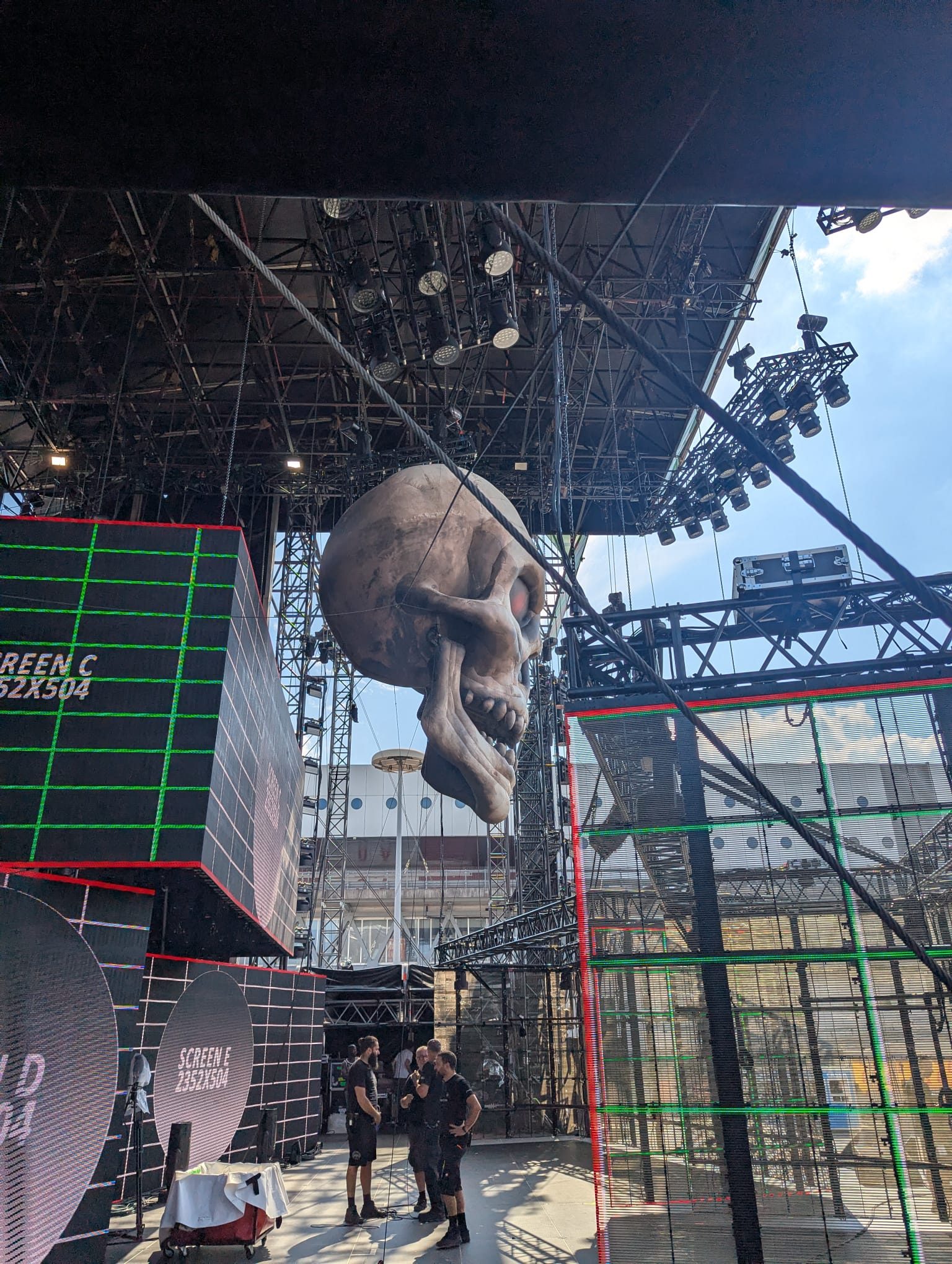 Grande struttura scenica con griglia di rigging sospesa.